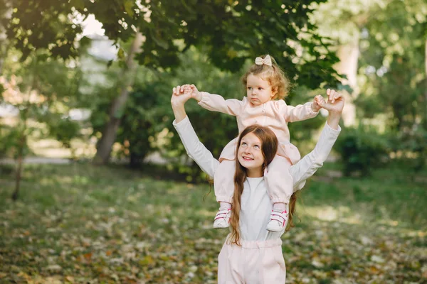 Mignonnes petites sœurs plausibles dans un parc de printemps — Photo