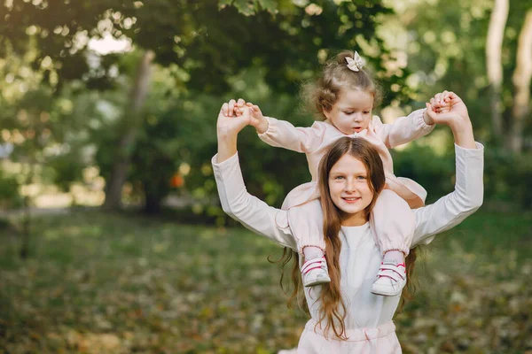 Słodkie małe siostry plauing w a wiosna park — Zdjęcie stockowe