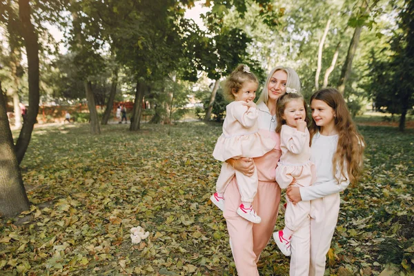 Madre con hija jugando en un parque de verano —  Fotos de Stock