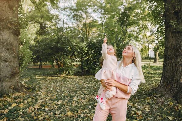 Madre con hija jugando en un parque de verano — Foto de Stock