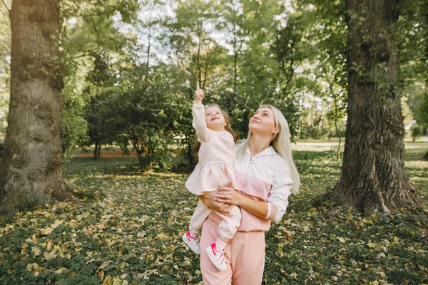 Мати з дочкою грає в літньому парку — стокове фото