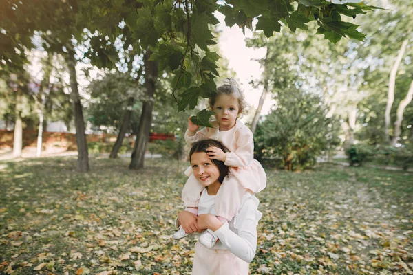 Mignonnes petites sœurs plausibles dans un parc de printemps — Photo