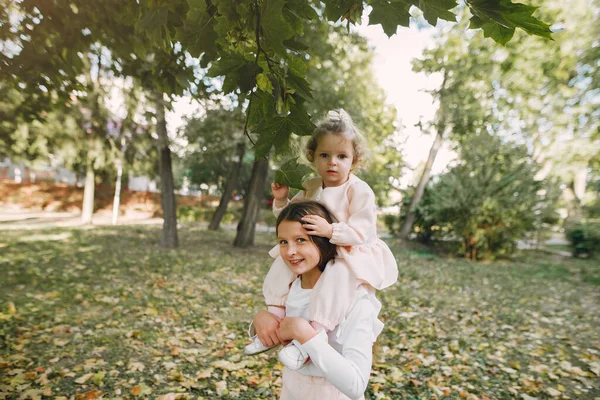 Mignonnes petites sœurs plausibles dans un parc de printemps — Photo