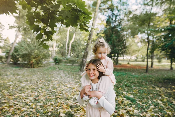 Mignonnes petites sœurs plausibles dans un parc de printemps — Photo