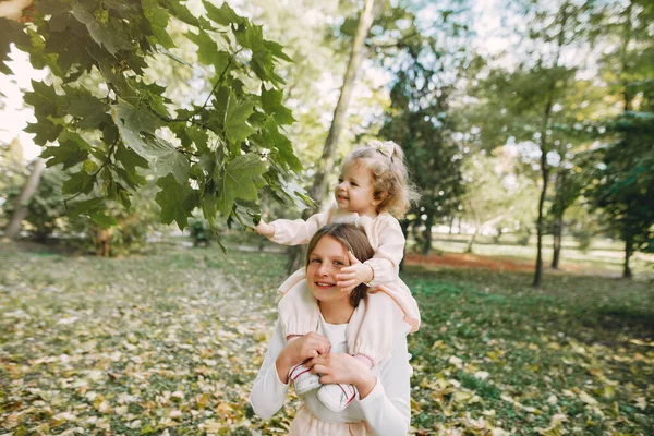 Mignonnes petites sœurs plausibles dans un parc de printemps — Photo