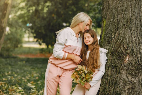 Matka z córką bawią się w letnim parku — Zdjęcie stockowe