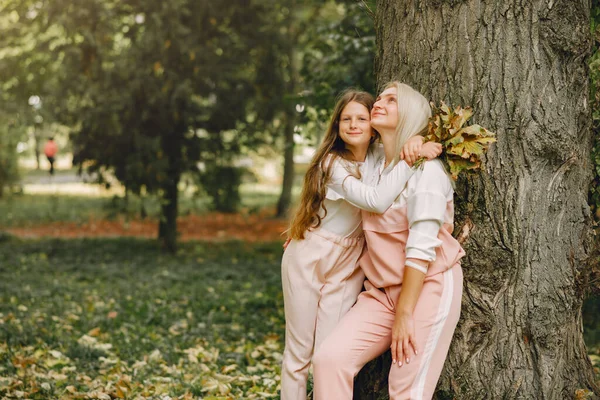 夏の公園で遊んでいる娘と母 — ストック写真