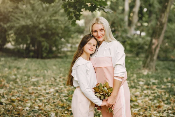 Matka z córką bawią się w letnim parku — Zdjęcie stockowe
