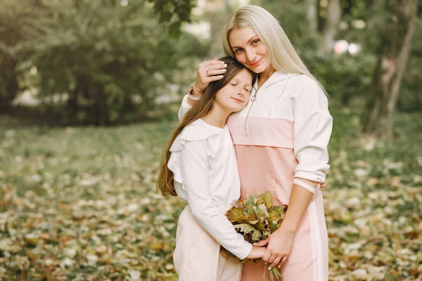 Moeder met dochter spelen in een zomer park — Stockfoto