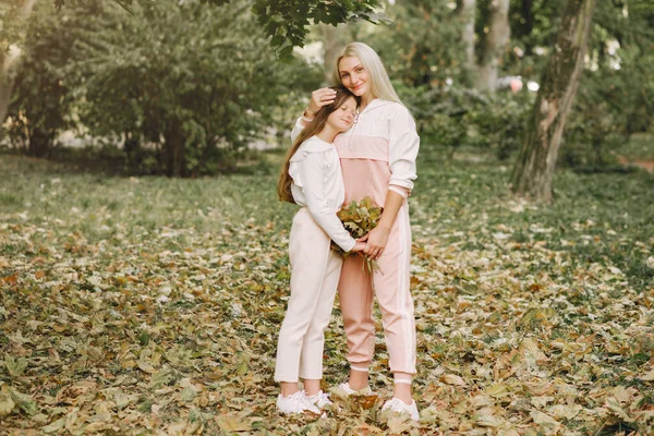 Mor med dotter leker i en sommarpark — Stockfoto