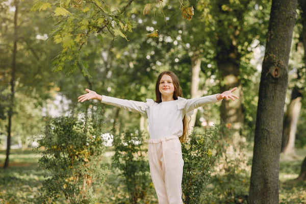 白いブラウスの公園の女の子 — ストック写真
