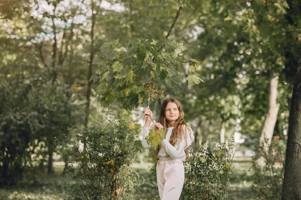 白いブラウスの公園の女の子 — ストック写真