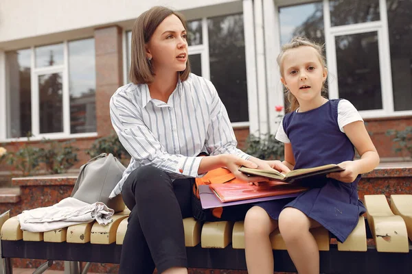 Mãe preparar pequena filha para a escola — Fotografia de Stock