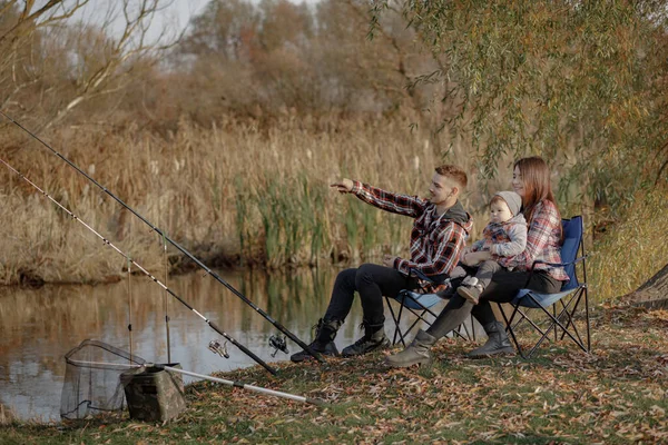 Famille assis près de la rivière dans une pêche matinale — Photo