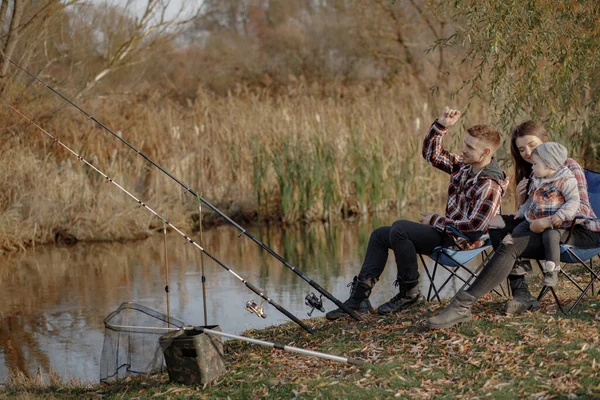 Család ül a folyó közelében egy reggeli halászat — Stock Fotó