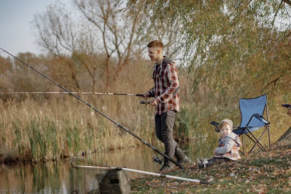 Père avec petit fils près de la rivière dans une pêche du matin — Photo