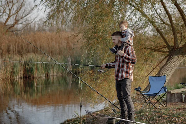 Père avec petit fils près de la rivière dans une pêche du matin — Photo