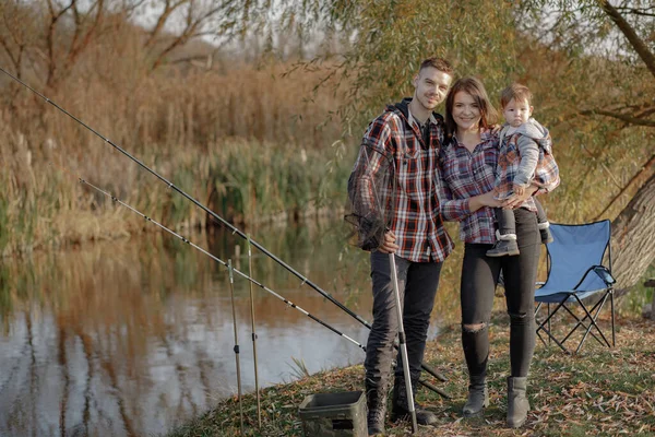 Famille assis près de la rivière dans une pêche matinale — Photo