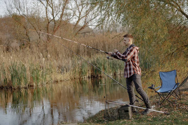 Beau homme près de la rivière dans une pêche matinale — Photo