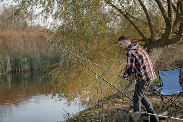 Beau homme près de la rivière dans une pêche matinale — Photo