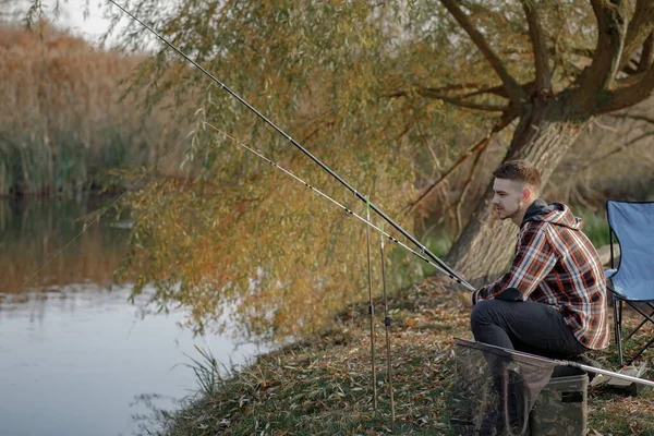 Beau homme près de la rivière dans une pêche matinale — Photo