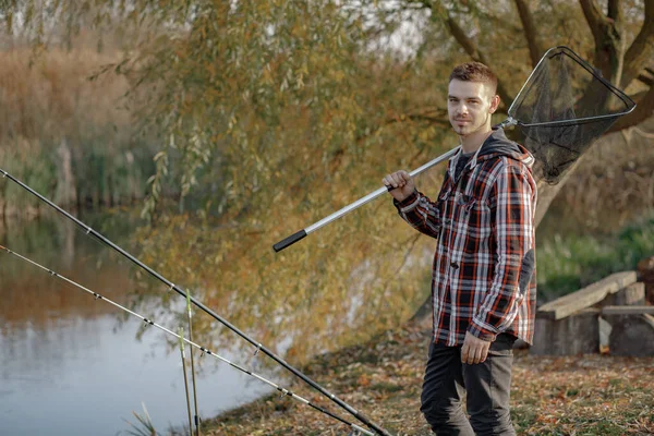 一个早上在河边钓鱼的英俊男子 — 图库照片