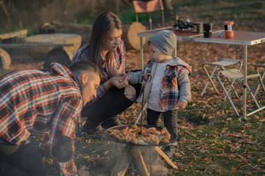 Ormanda piknik yapan sevimli bir aile.