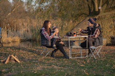 Ormanda piknik yapan sevimli bir aile.