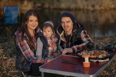 Ormanda piknik yapan sevimli bir aile.