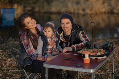 Ormanda piknik yapan sevimli bir aile.