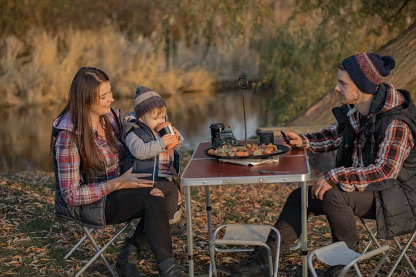 Ormanda piknik yapan sevimli bir aile.