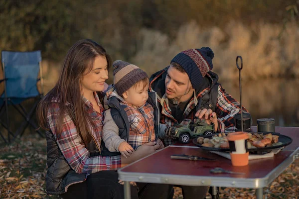 Ormanda piknik yapan sevimli bir aile.