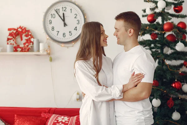 Élégant couple à la maison près de l'arbre de Noël — Photo