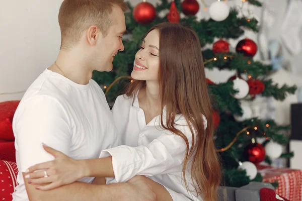 Élégant couple à la maison près de l'arbre de Noël — Photo
