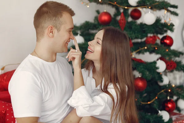 Élégant couple à la maison près de l'arbre de Noël — Photo