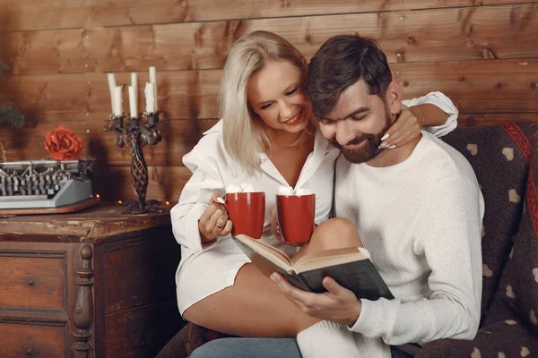 美しいカップルが家に座ってコーヒーを飲んで — ストック写真