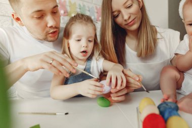 Mutfakta iki çocuklu bir aile Paskalya 'ya hazırlanıyor.