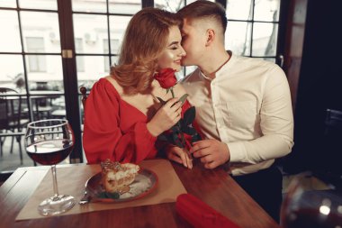 Zarif bir çift restoranda vakit geçirir.