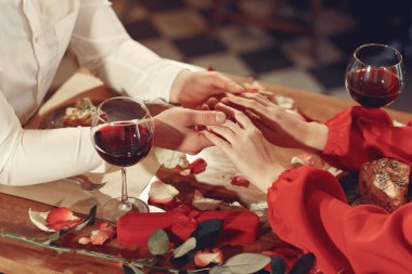 Zarif bir çift restoranda vakit geçirir.