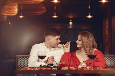 Zarif bir çift restoranda vakit geçirir.