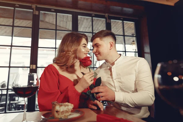 Casal elegante passar o tempo em um restaurante — Fotografia de Stock