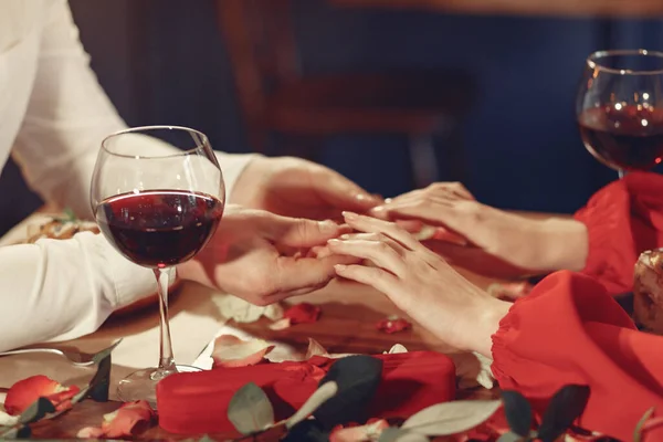 Elegant koppel brengt tijd door in een restaurant — Stockfoto