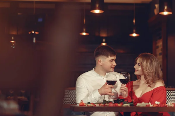 Casal elegante passar o tempo em um restaurante — Fotografia de Stock