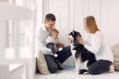 Güzel bir aile yatak odasında bir köpekle vakit geçirir.