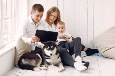 Güzel bir aile yatak odasında bir tabletle vakit geçirir.