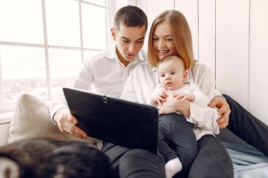 Güzel bir aile yatak odasında bir tabletle vakit geçirir.