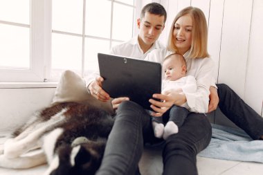 Güzel bir aile yatak odasında bir tabletle vakit geçirir.