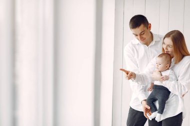 Beyaz arka planda duran güzel bir aile.