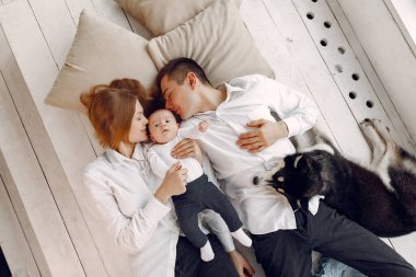 Güzel bir aile yatak odasında bir köpekle vakit geçirir.