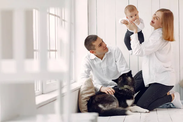 Família bonita passar o tempo em um quarto com um cão — Fotografia de Stock